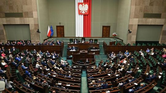 trybuny sejmowe w których siedzą posłowie, widok z balkonu na salę