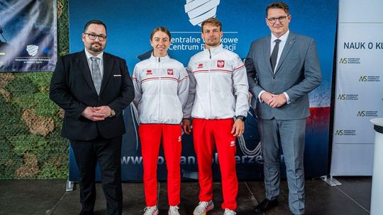 Zdjęcie przedstawia uczestników targów wojskowych