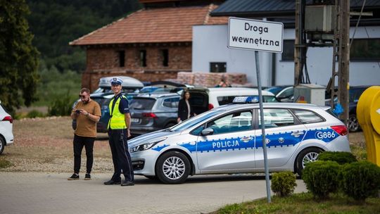 policyjny patrol stojący przy drodze