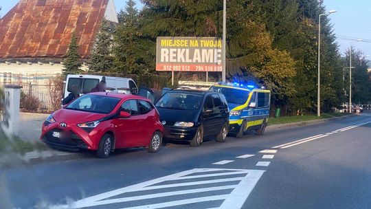 samochody stojące na poboczu ulicy węgierkiej w gorlicach