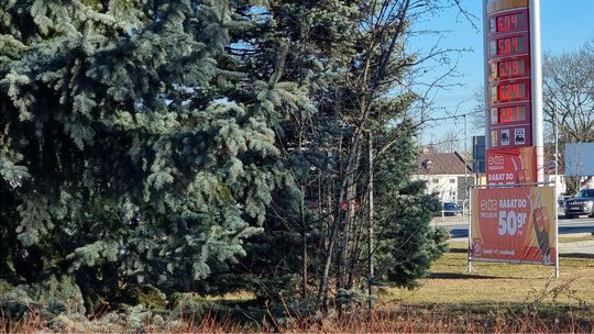 zdjęcie przedstawia maszt reklamowy na stacji paliw