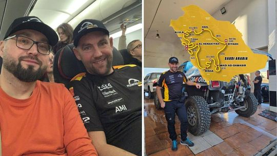 zdjęcie przedstawia dwóch mężczyzn siedzących w samolocie