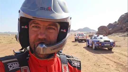 zdjęcie przedstawia mężczyznę w kasku rajdowym