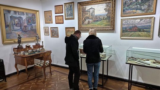 Zdjęcie przedstawia zwiedzających muzeum w Bieczu