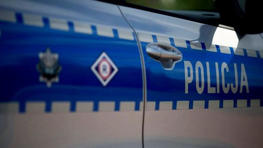 zdjęcie przedstawia drzwi radiowozu z napisem policja