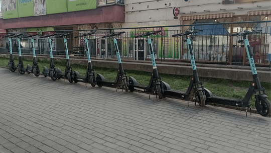 To nie żart: od dziś w Gorlicach stacjonują hulajnogi elektryczne [FOTO]
