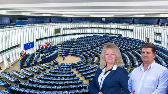kobieta i mężczyzna na tle sali plenarnej europarlamentu