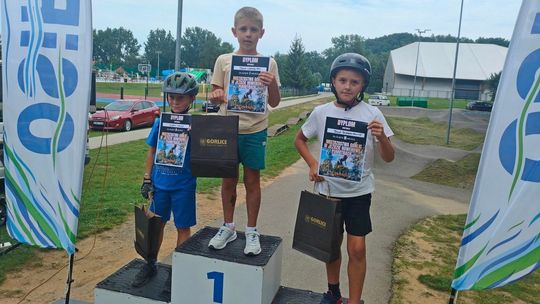 zdjęcie przedstawia chłopców na podium