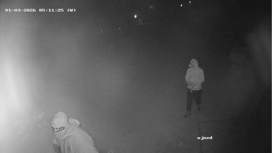 zdjęcie przedstawia zamaskowanych mężczyzn w nocy