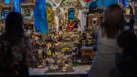 zdjęcie przedstawia figurki postawione w szopce bożonarodzeniowej