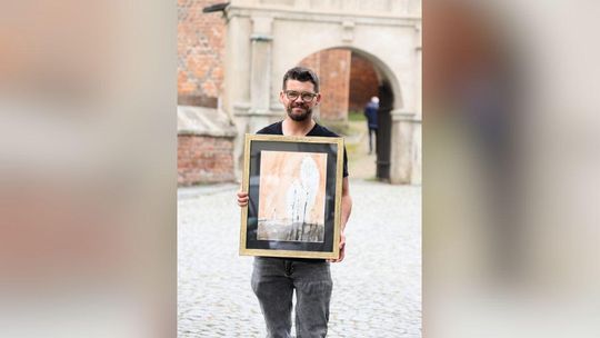 zdjęcie przedstawia mężczyznę z obrazem