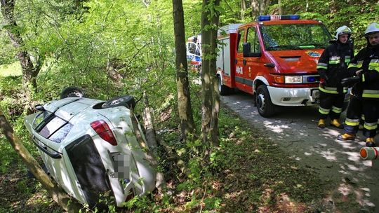 Toyota wypadła z leśnej drogi