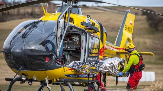 Tragedia w Nowym Targu. Nie żyje gorliczanin zdjęcie przedstawia helikopter LPR stojący na jezdni, obok ratownik