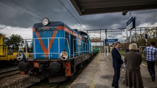 Zdjęcie przedstawia pociąg na stacji