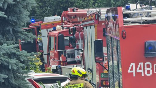 Tragiczny pożar w rozlewni wód mineralnych. Nie żyje mężczyzna Zdjęcie przedstawia zastępy Straży Pożarnej