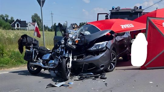 zdjęcie przedstawia rozbity motocykl i samochód na jezdni
