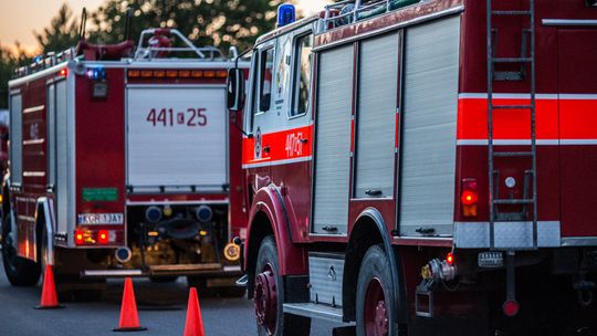 Tragiczny wypadek w Brzesku. 25-letni Gorliczanin nie żyje zdjęcie przedstawia wozy straży pożarnej