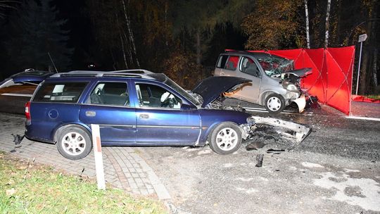 Tragiczny wypadek w sąsiednim powiecie. Nie żyje 38-letni kierowca zdjęcie przedstawia rozbite pojazdy stojące na jezdni, obok jednego czerwony parawan