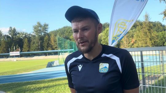 mężczyzna w czapeczce i koszulce z logiem glinika gorlice