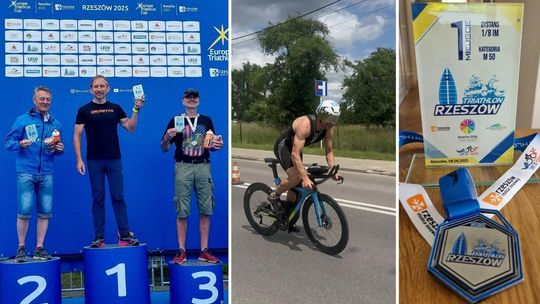 zdjęcie przedstawia mężczyzn na podium, na rowerze oraz medal