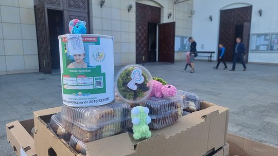 zdjęcie przedstawia placki w plastikowych opakowaniach