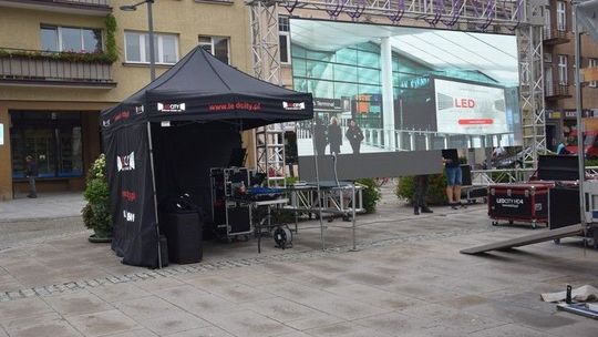 Trwa montowanie telebimu, na którym wspólnie obejrzymy jutrzejszy mecz. Sprawdźcie, jak dojechać na gorlicki Rynek.