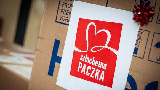 zdjęcie przedstawia tekturowy karton z napisem szlachetna paczka