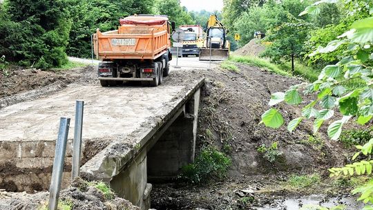 Trwa remont mostu na trasie pomiędzy Szymbarkiem a Szalową