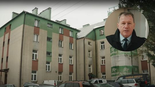 budynek szkoły w moszczenicy, obok portret mężczyzny pod krawatem
