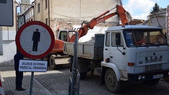 Trwa wyburzanie budynku po MOPS przy ulicy Wąskiej