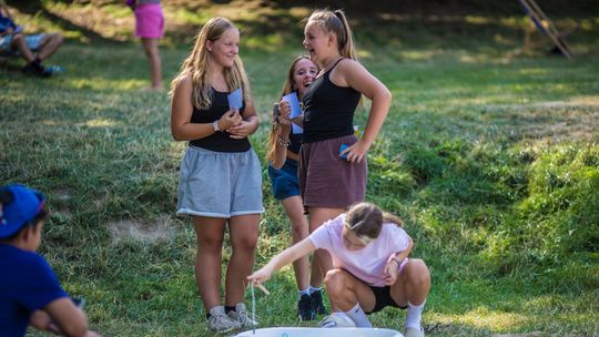 grupa dziewcząt śmiejących się