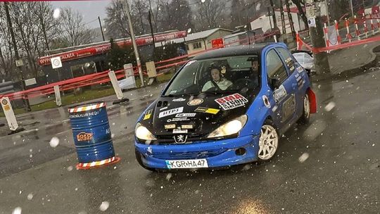 zdjęcie przedstawia samochód rajdowy na trasie w śniegu