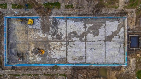 Widok z drona na remontowany basen odkryty w Gorlicach