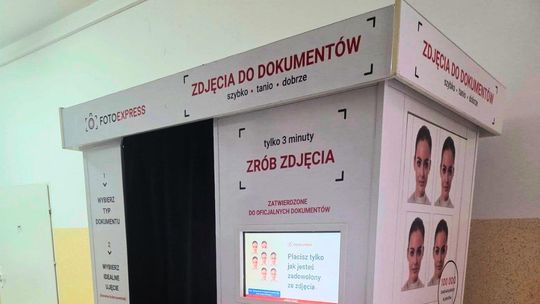zdjęcie przedstawia kabinę z zasłonką i ekranem na korytarzu budynku