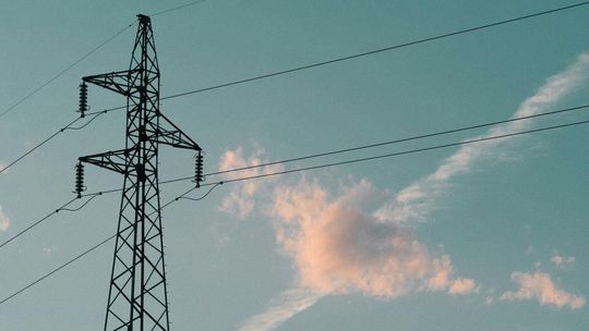 zdjęcie przedstawia słup energetyczny