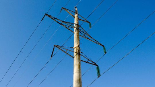 zdjęcie przedstawia słup energetyczny