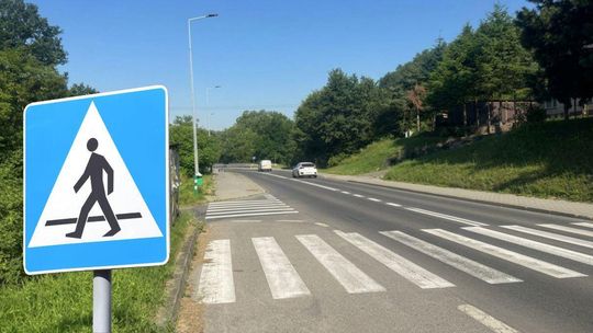 zdjęcie przedstawia przejście dla pieszych i znak