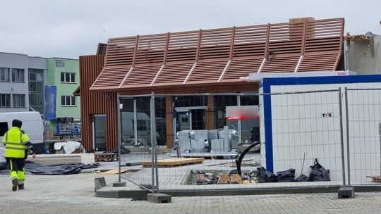 zdjęcie przedstawia budynek restauracji w trakcie stawiania go w Gorlicach