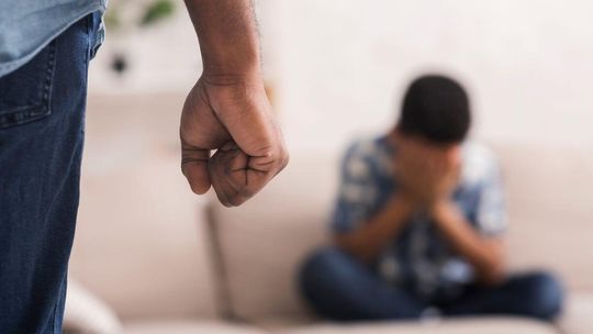 Jesteś ofiarą przestępstwa i nie wiesz, co dalej robić. Tu znajdziesz pomoc zdjęcie przedstawia człowieka z zaciśniętą dłonią