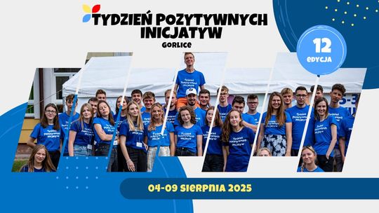 zdjęcie przedstawia grupę młodzieży w niebieskich koszulkach