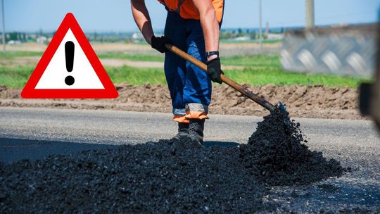 Zdjęcie przedstawia mężczyznę w trakcie robót drogowych