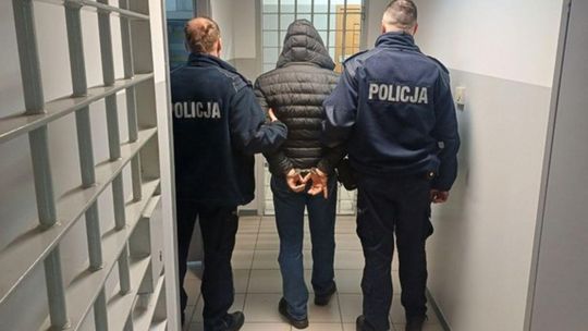 Zdjęcie przedstawia doprowadzenie mężczyzny do aresztu