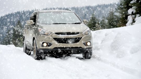 zdjęcie przedstawia samochód jadący po śniegu