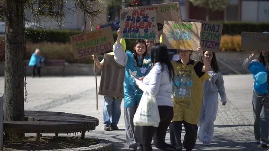 zdjęcie przedstawia grupę młodzieży z banerami