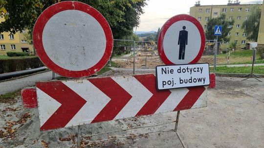 zdjęcie przedstawia znak zakazu na drodze