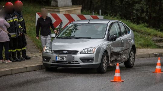 Ulica Korczaka w Gorlicach. Kolizja fiata i forda.