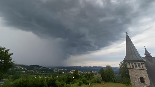 chmurę deszczową z opadem deszczu