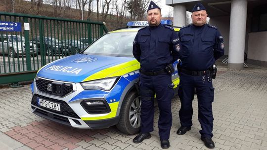 Dominikowice. Policjanci ratowali życie mężczyzny