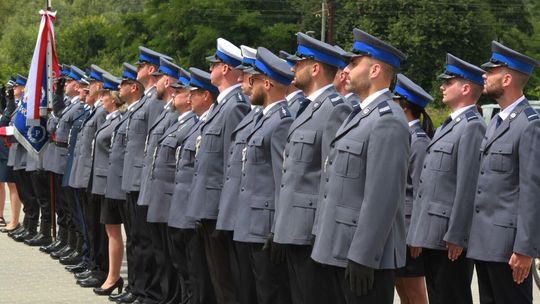 Policjanci stojący w rzędzie na uroczystości