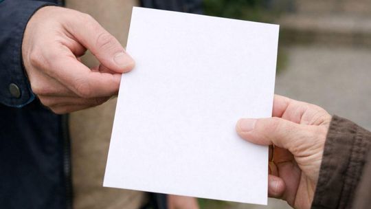 Zdjęcie przedstawia wręczenie ulotki